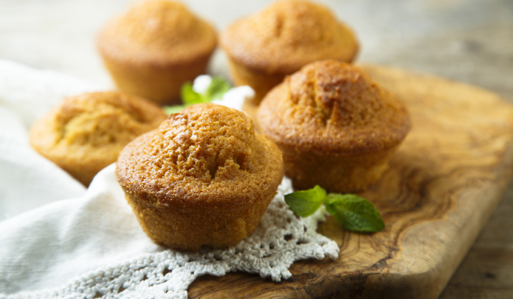 Muffins kept on a wodden tray