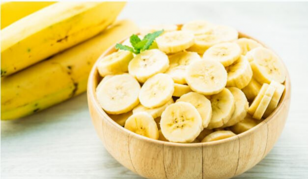Busting The 5 Biggest Myths About Bananas. A bowl of bananas kept with some raw bananas on side.
